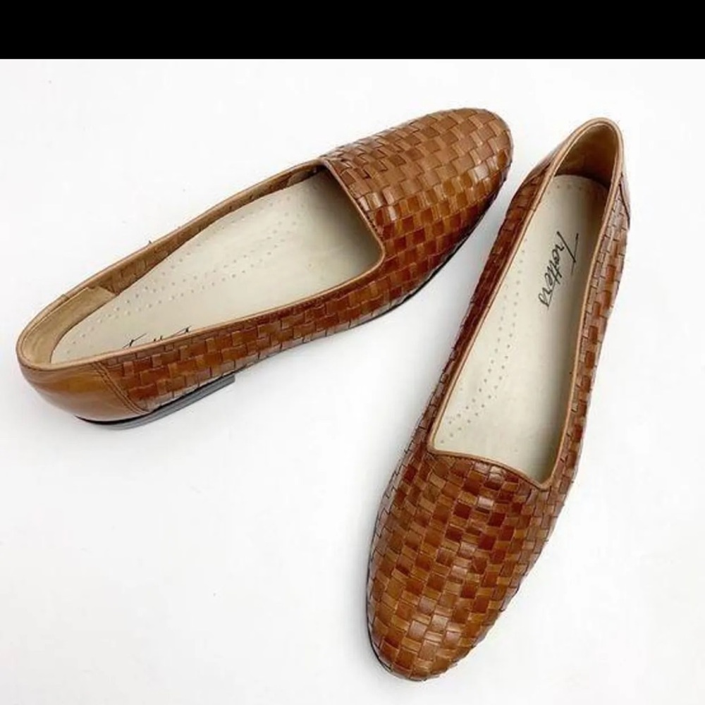 Trotters brown woven leather womens loafers. Size 9.5 SS
